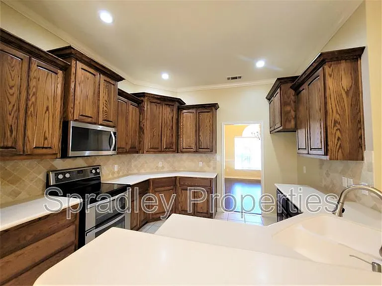 505 Marshall Dr — Photo 4
