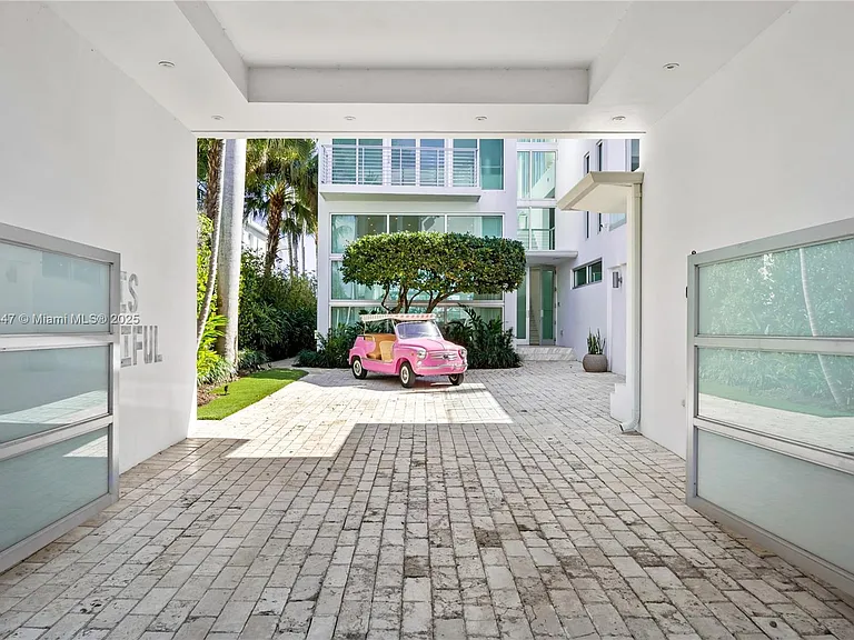 227 E Dilido Dr — Photo 17