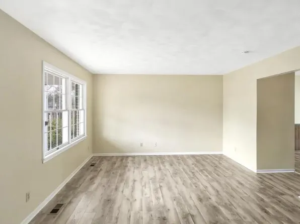 3600 Sandhurst Dr, Lansing, MI 48911