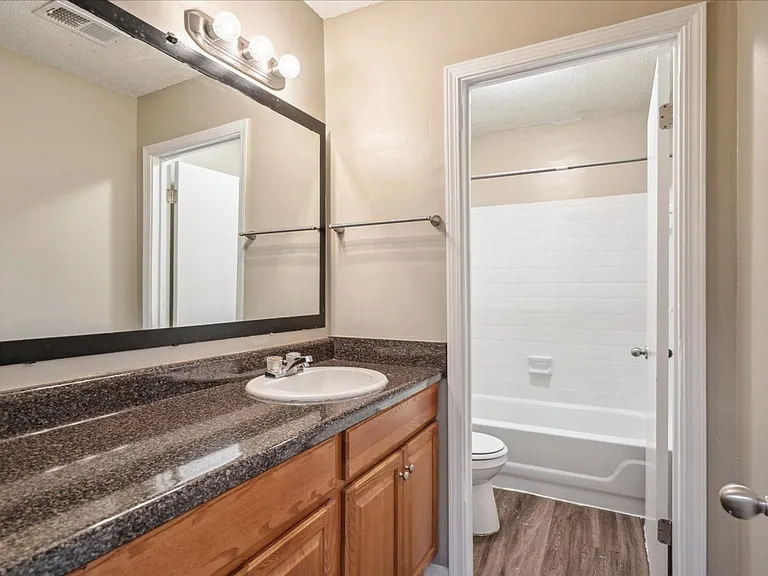 TOWNHOMES w/ W/D INCLUDED! Gated 2 Bed / 1.5 Bath Townhomes near Shelby Dr! — Photo 21