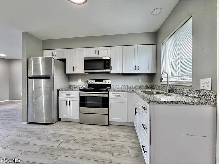 142 Harry Ave S — Photo 13