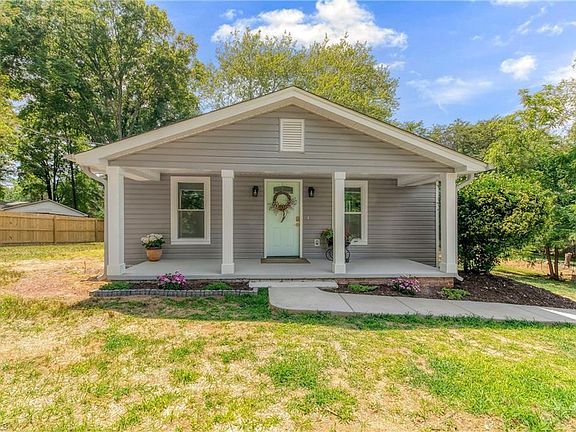 3rd image of 307 Wayside Dr