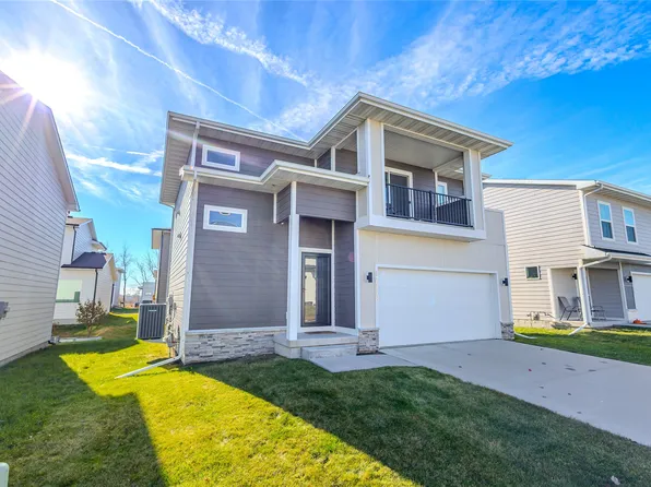 17118 Blue Sage Ln, Urbandale, IA 50323