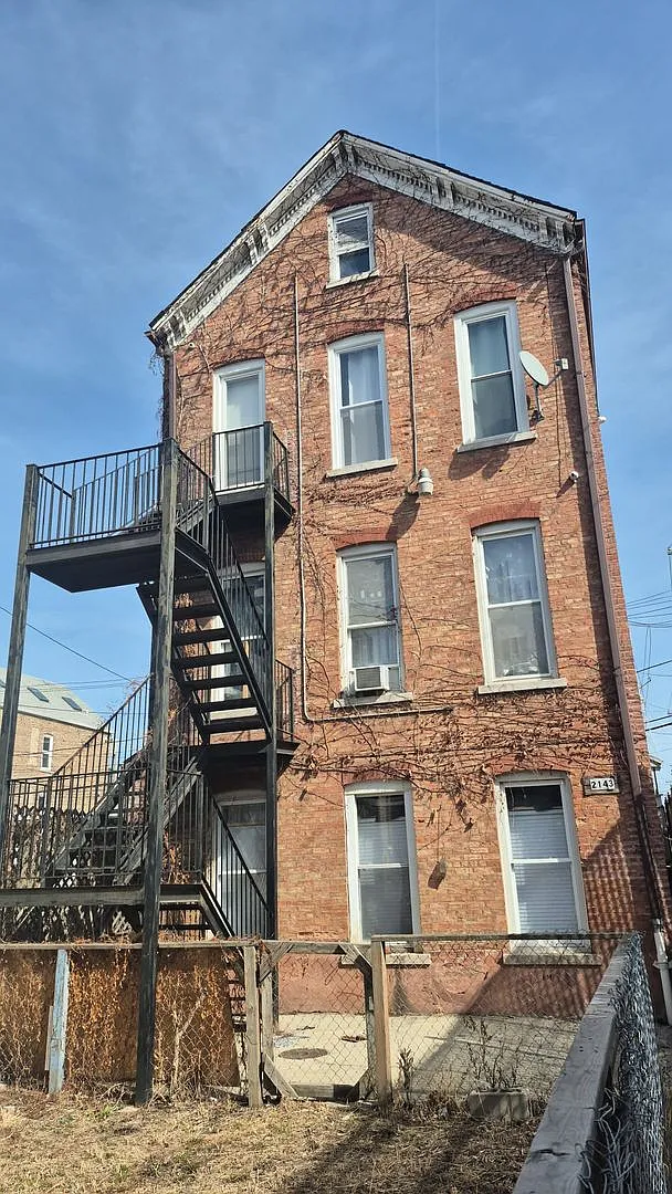 2143 S. Fairfield — Photo 3