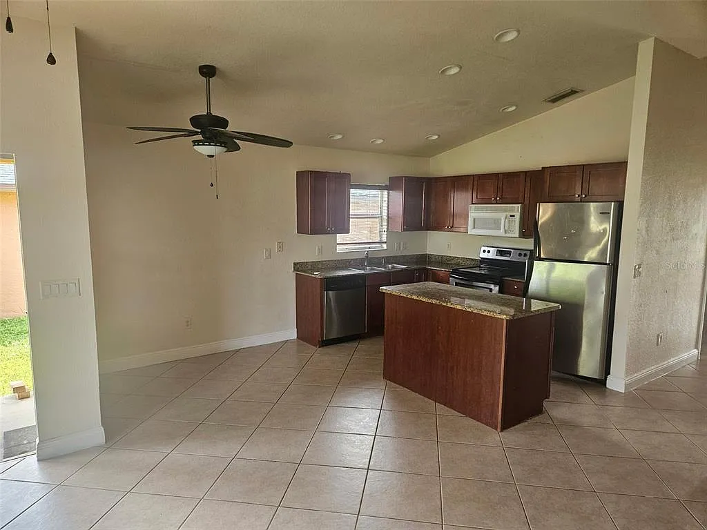 3 bed, 2.0 bath, 1360 sqft, $1,800 — Photo 3