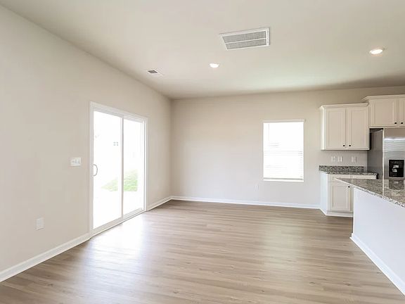 4th image of 3339 Fox Hall Dr
