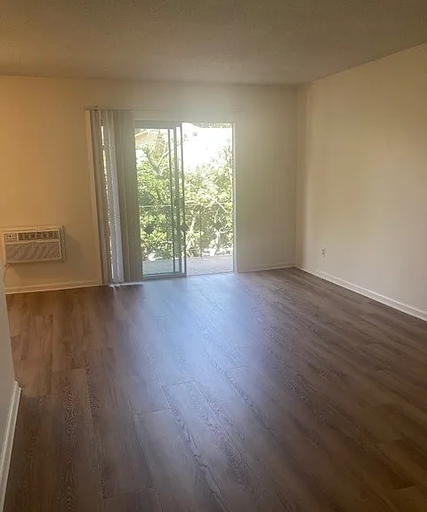 1677 N Lake Ave #10 — Photo 5