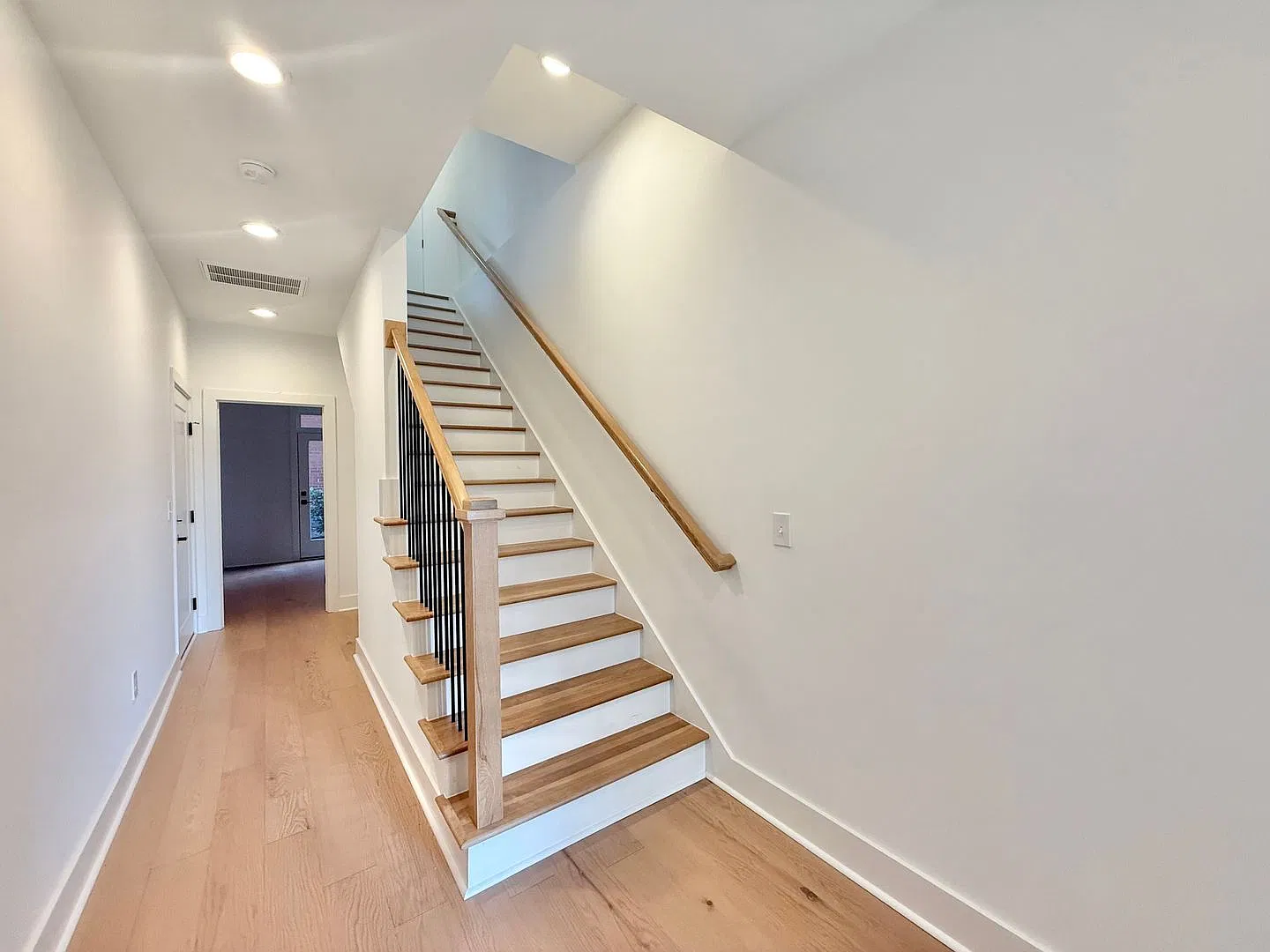 Luxurious New Construction 3BD, 4BA Downtown Durham Townhome with a Rooftop Terrace and Easy Acce... — Photo 2