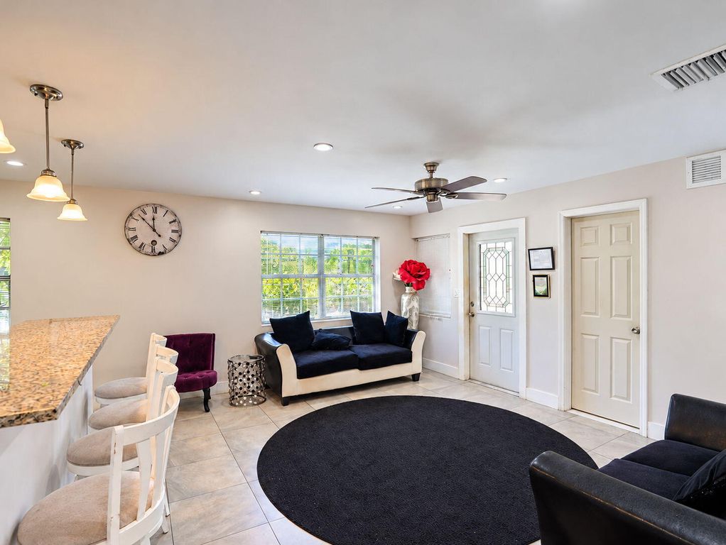 904 NE 10TH Avenue, photo 9