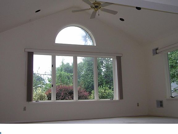 4th image of 2641 Majestic Dr