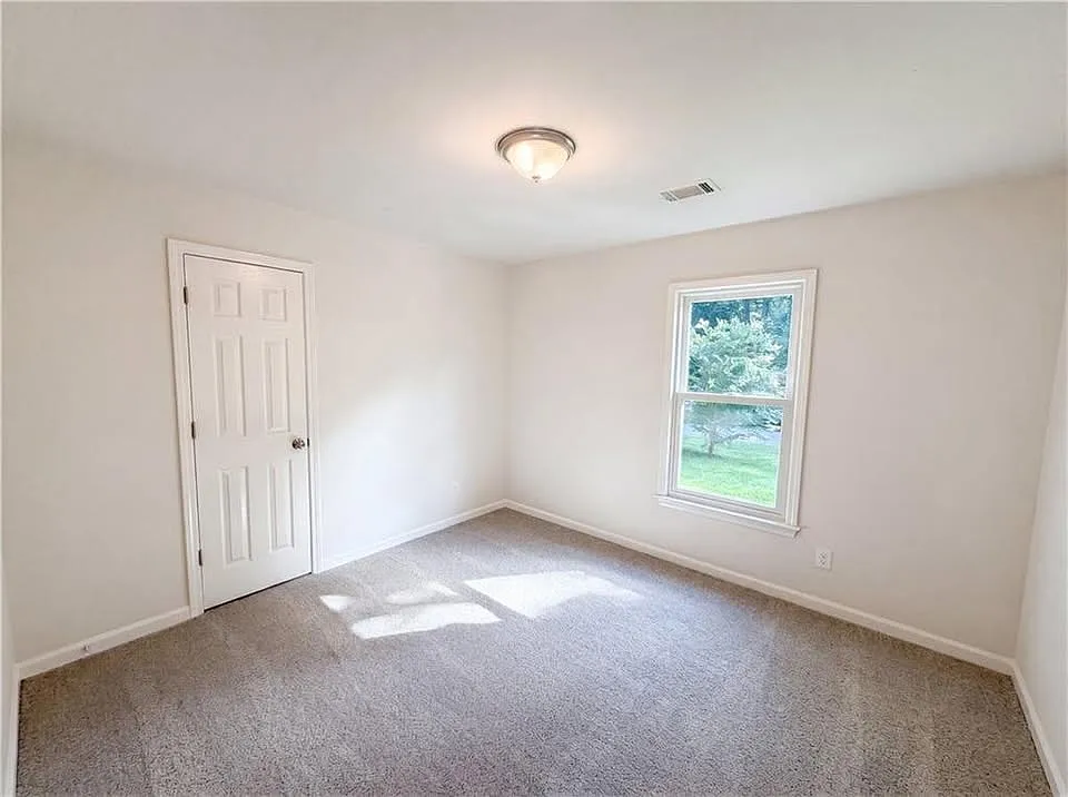 4 bed, 2231 sqft, $2,400 — Photo 4