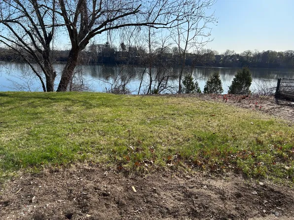 50 Lakeview Dr, Providence, RI 02910