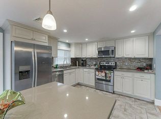 7 Wilbur Ave, Newport, RI 02840