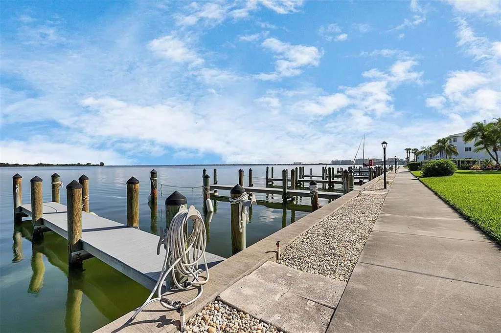 2 bed, 2.0 bath, 882 sqft, $5,500 — Photo 3