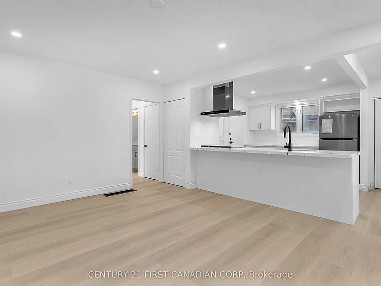 48 Toulon Cres #UPPER — Photo 8