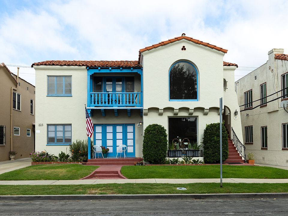 Front view of property