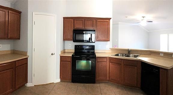 3rd image of 2212 Preston Ln