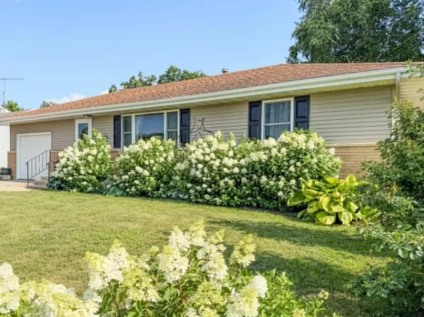 417 6th Ave W, Cresco, IA 52136