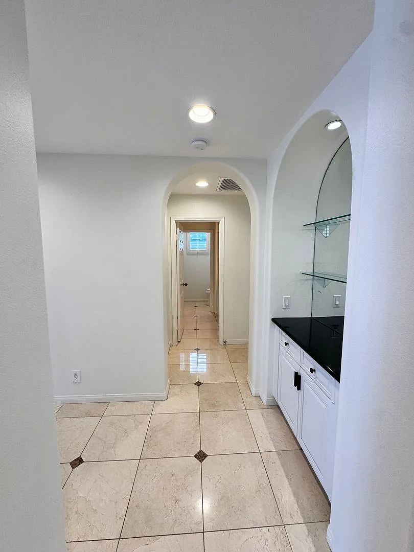 Spacious 3BR/3.5BA Single-Family Home - 326 Manila Ave — Photo 4