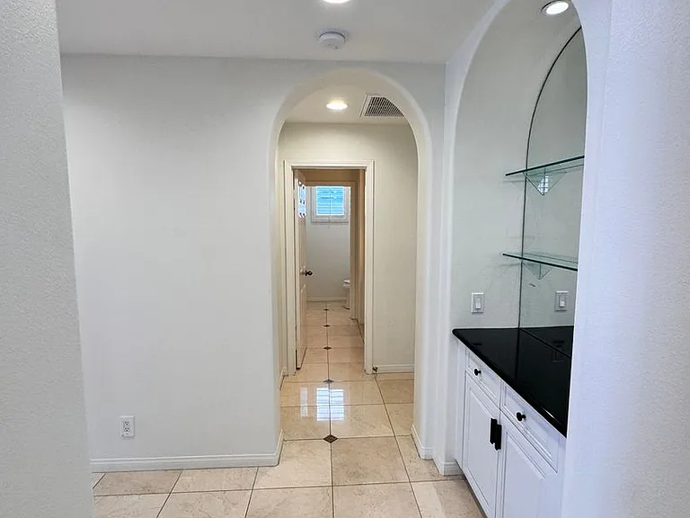 326 Manila Ave — Photo 4