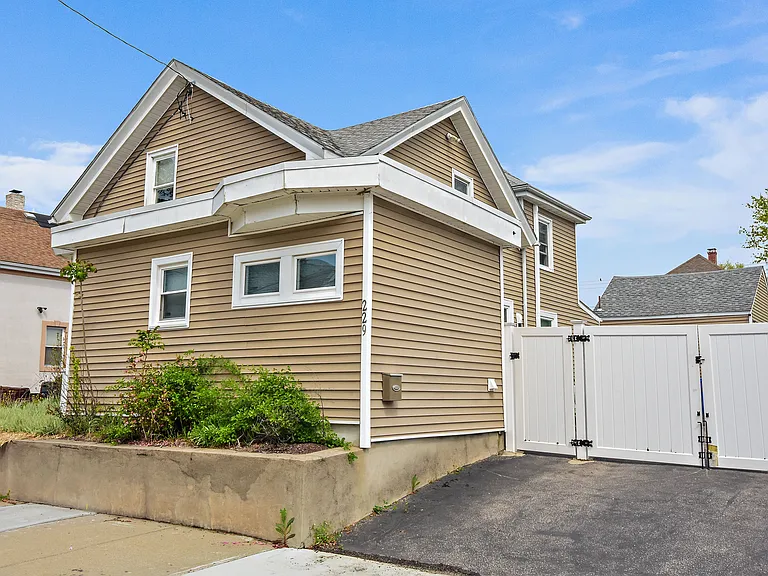 229 Smith St — Photo 12