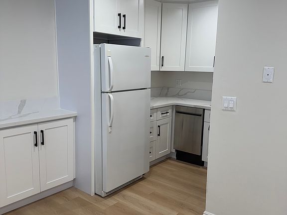 4th image of 419 S Verdugo Rd APT 102