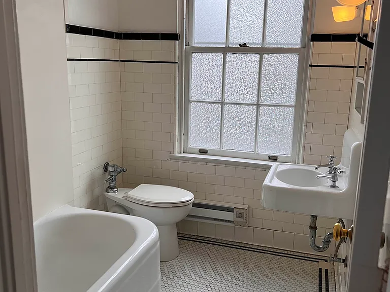 500 W Franklin St #17 — Photo 6