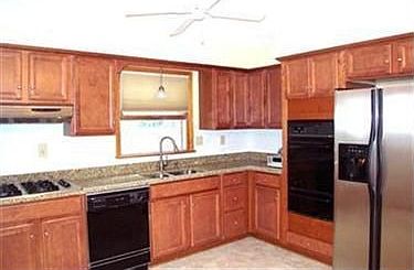 4th image of 11810 Hilldale Dr