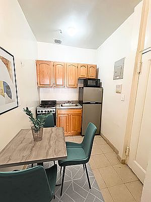 4th image of 336 E 55th St APT 4A
