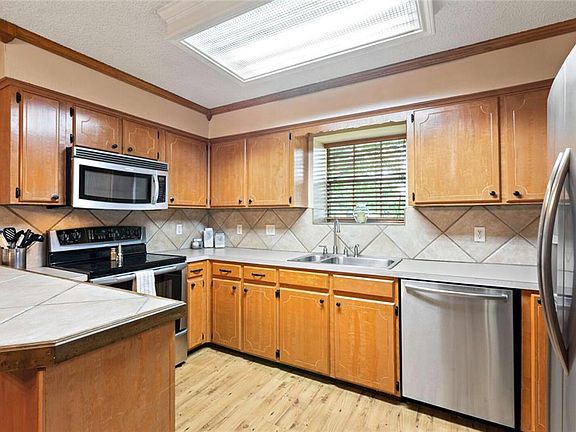 3rd image of 7116 Oxford Dr