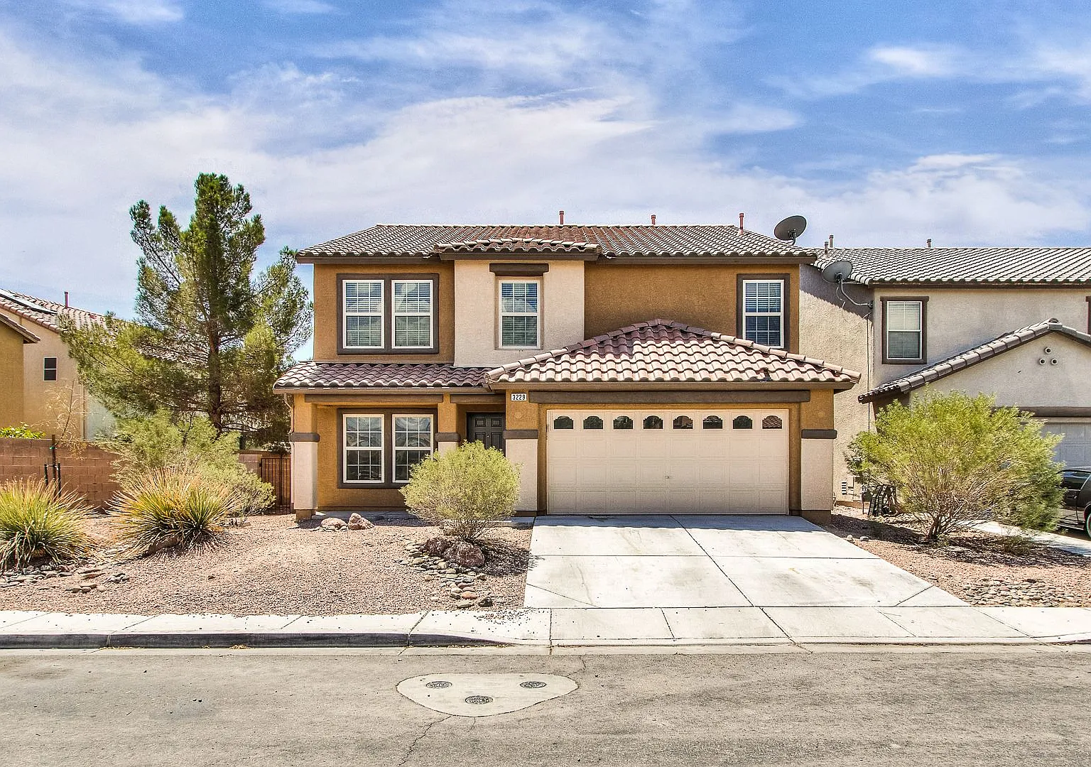 Spacious 5-Bedroom Home Plus Den - Nearly 2,800 Sq Ft — Photo 1