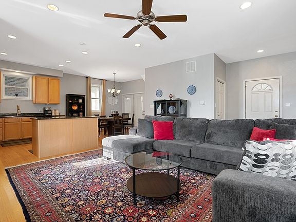5th image of 4627 N Kenmore Ave APT 1E