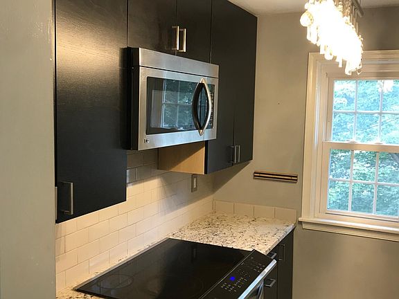 4th image of 704 S Arlington Mill Dr