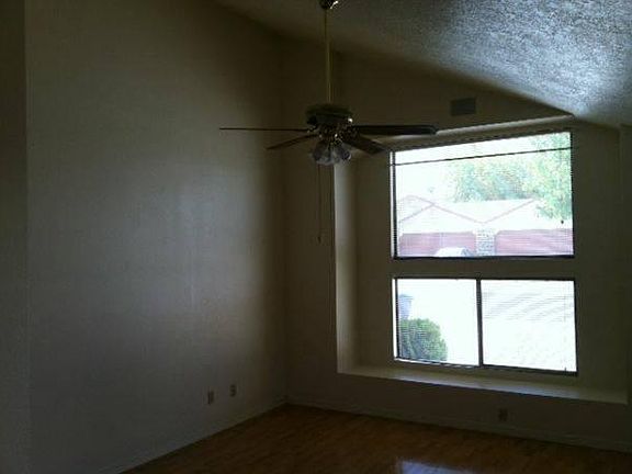 Living room w/hardwood floor