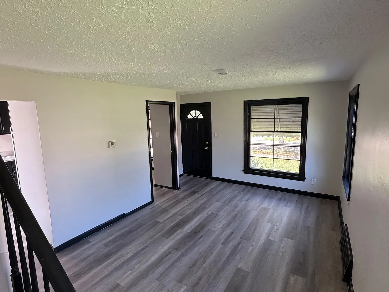 3 bed, 960 sqft, $2,400 — Photo 2