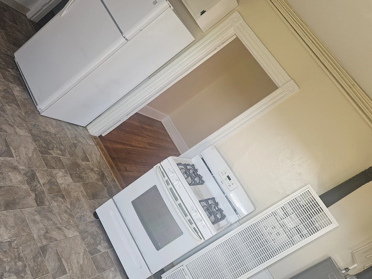 899 Bank St — Photo 3