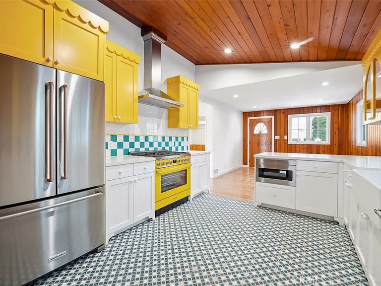 2549 N Beachwood Dr — Photo 1
