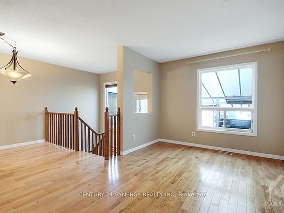 4th image of 532 Pocono Cres