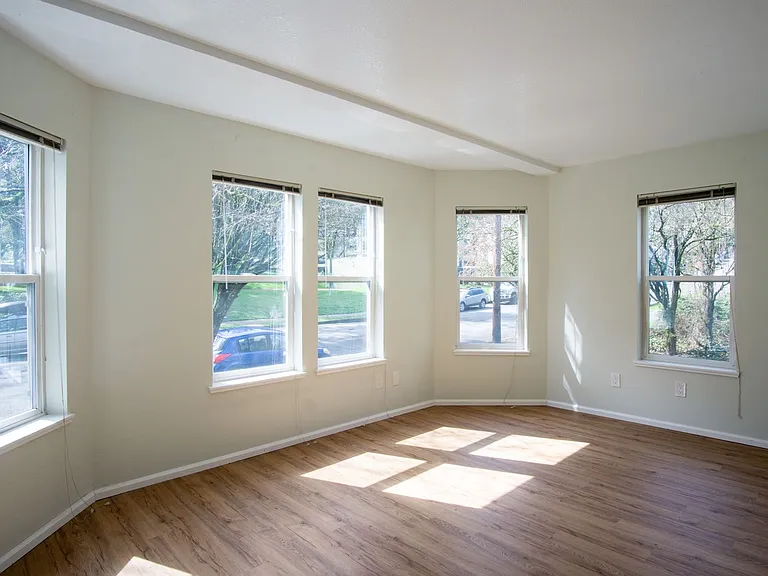 245 SW Hooker St #3 — Photo 3