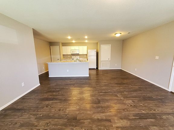 2nd image of 225 & 227 E Anabranch Ct