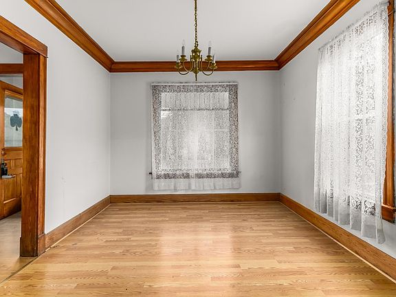 4th image of 518 E Illinois St