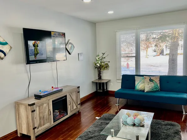 1500 Bridgedale Ct, Crystal Lake, IL 60014