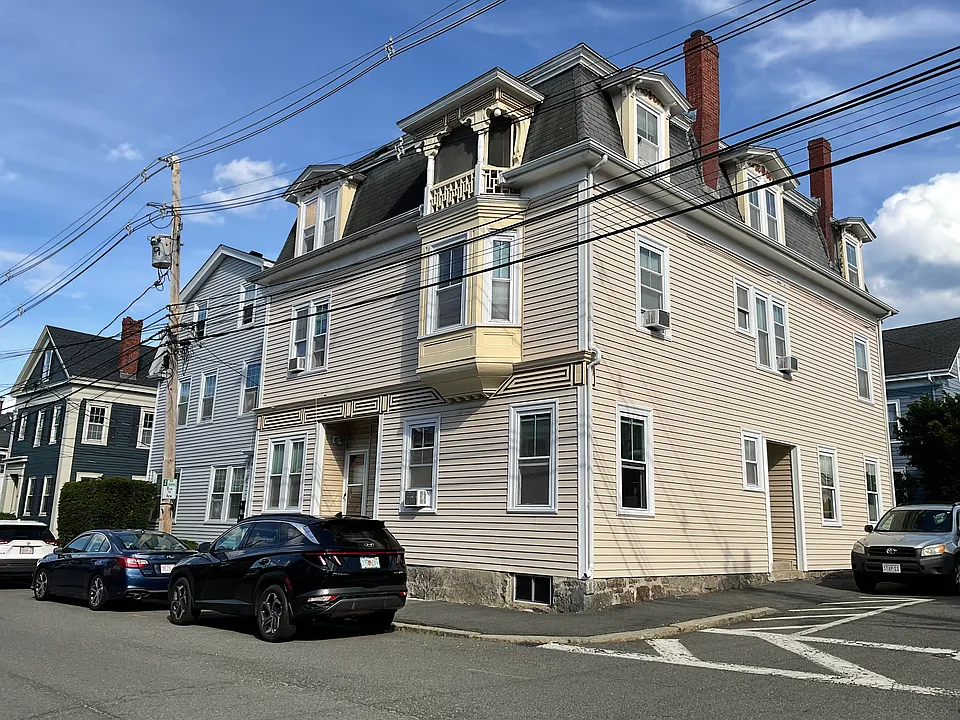 272 Washington St #1R