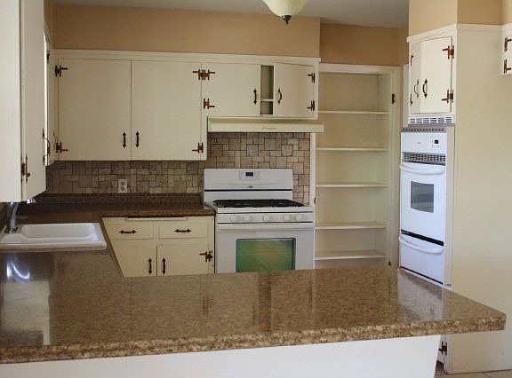 5th image of 2668 Yale Ave