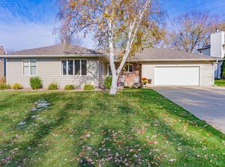 465 Oak Hill Rd, Chaska, MN 55318