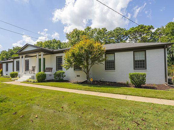 3rd image of 815 Kingwood Dr