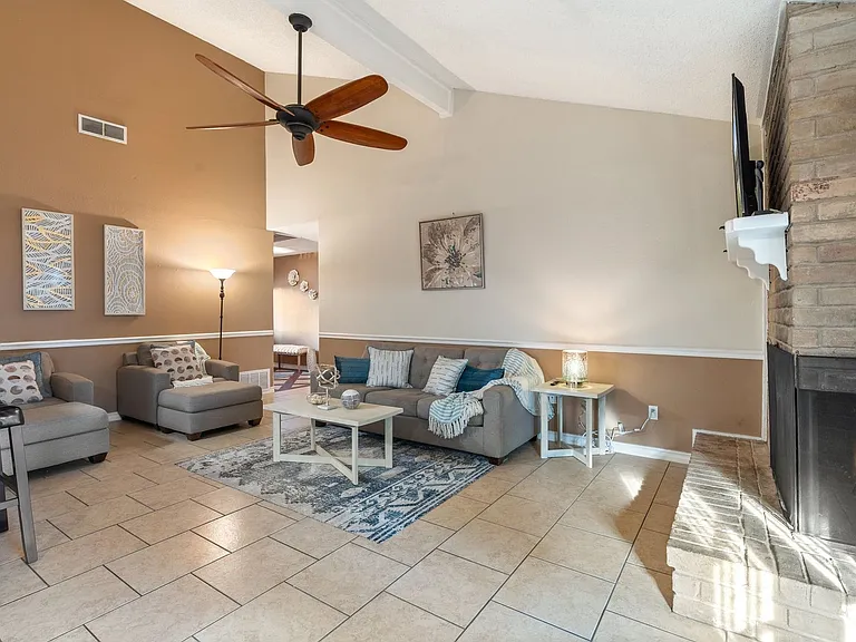 2403 N Carrier Pkwy — Photo 10