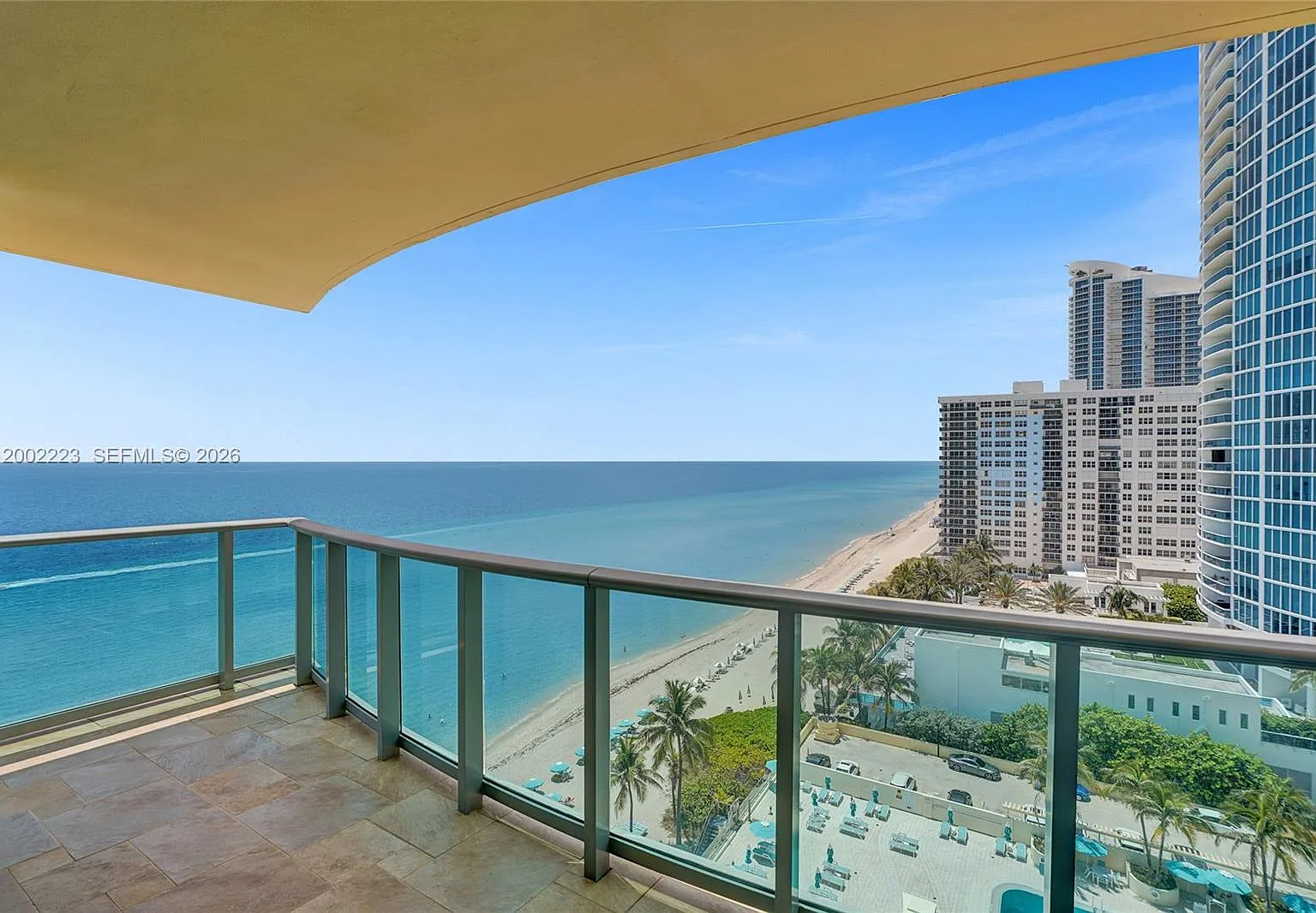 Wave Condo — Photo 1