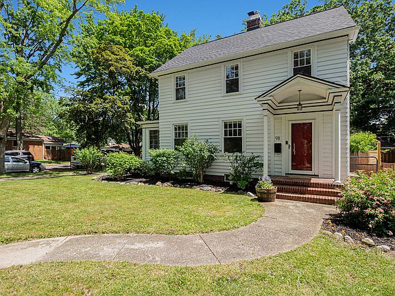 3rd image of 98 Oakwood St