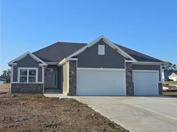 20104 Grove Cir, Weston, MO 64098